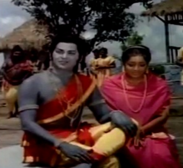  ஜமுனா கர்நாடக மாநிலம் ஹம்பியில் 1936, ஆகஸ்ட் 30 ஆம் தேதி பிறந்தார். வியாபாரம் நிமித்தமாக அவரது தந்தை நிப்பானி ஸ்ரீனிவாச ராவ் ஆந்திராவின் குண்டூருக்கு இடம்பெயர, குடும்பமும் ஆந்திரா வந்தது. அங்கு ஜமுனா கல்வி பயின்றார். ஜமுனாவின் தாய் கவுசல்யாதேவி. அப்பாவும், அம்மாவும் கலப்புத் திருமணம் செய்து கொண்டவர்கள்.