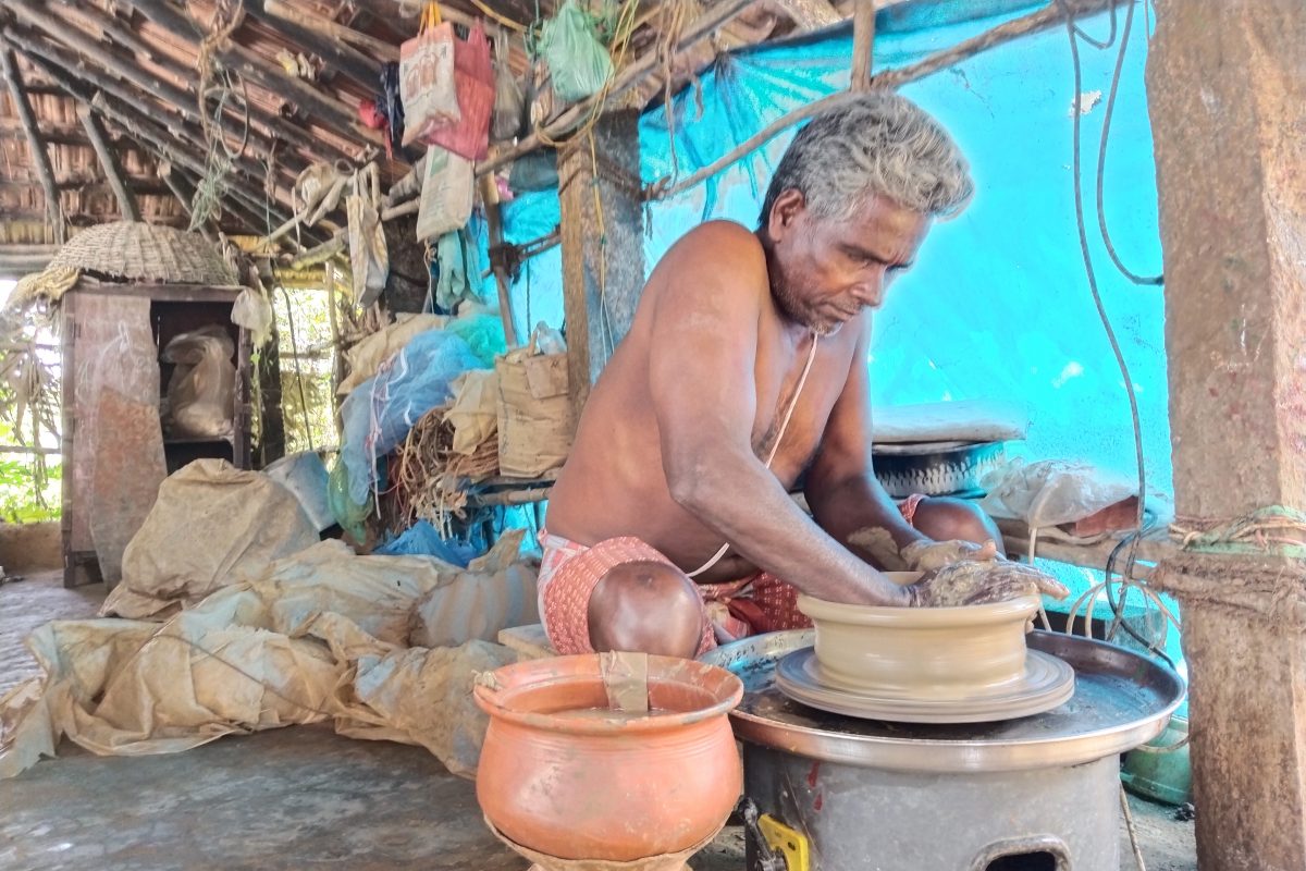பொங்கல் பண்டிகைக்கு பள பளக்கும் பானைகள் தயாரிக்கும் பணிகள் மும்மரம்!!! 