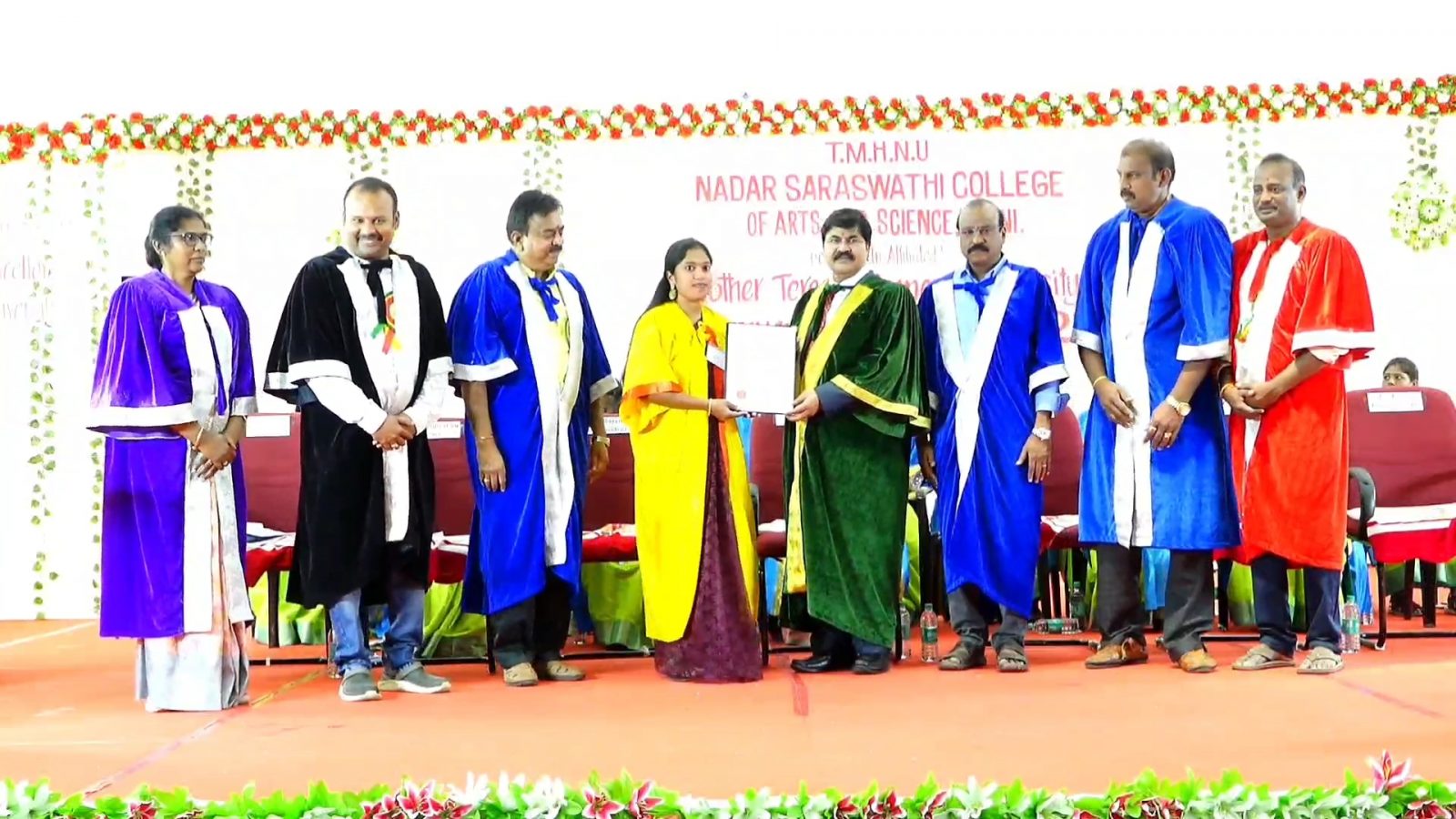 தேனி மேலப்பேட்டை நாடார் சரஸ்வதி கல்லூரியில் பட்டமளிப்பு விழா - மாணவிகள் உற்சாகம்..