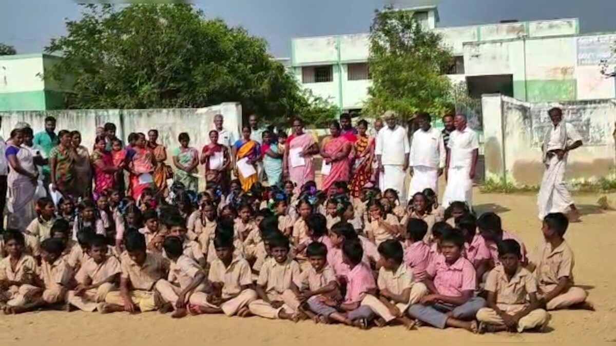 ”டீச்சர் போகாதீங்க“ஆசிரியை பணியிட மாறுதலை தடுக்க போராட்டத்தில் குதித்த மாணவர்கள்