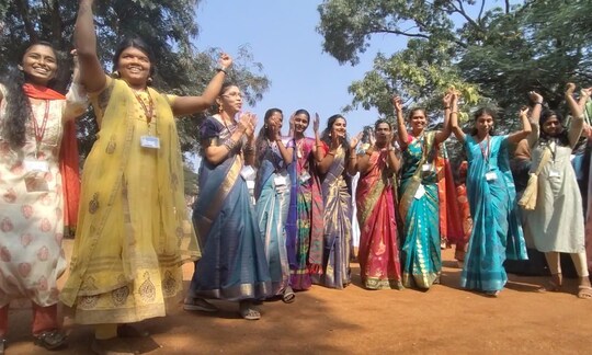 கும்மியாடி