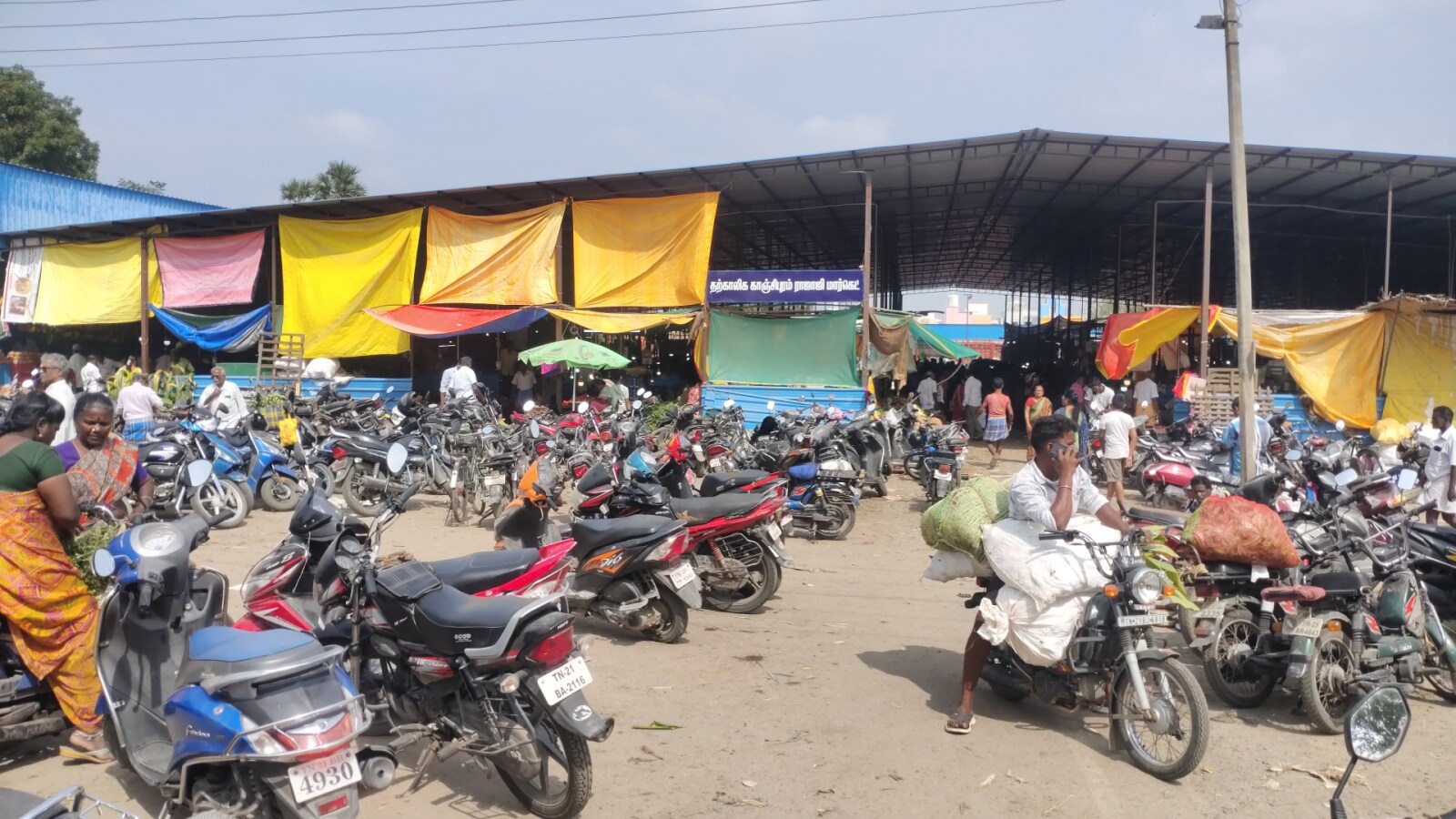 பொங்கல் பண்டிகை ஒட்டி காஞ்சிபுரம் காய்கறி சந்தையில் விற்பனைக்கு குவிந்த காய்கறிகள்