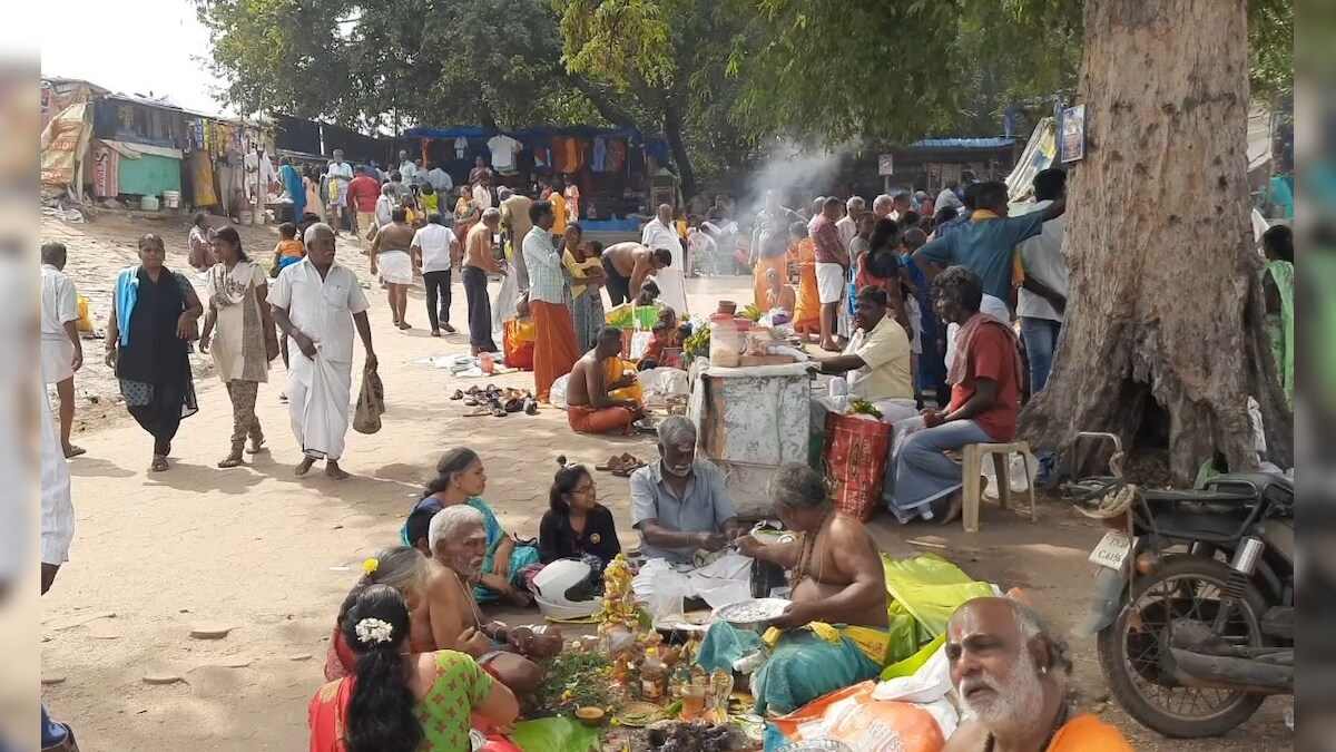 வீரபாண்டி கோவில் ஆற்றில் தை அமாவாசையை முன்னிட்டு குவிந்த பக்தர்கள்