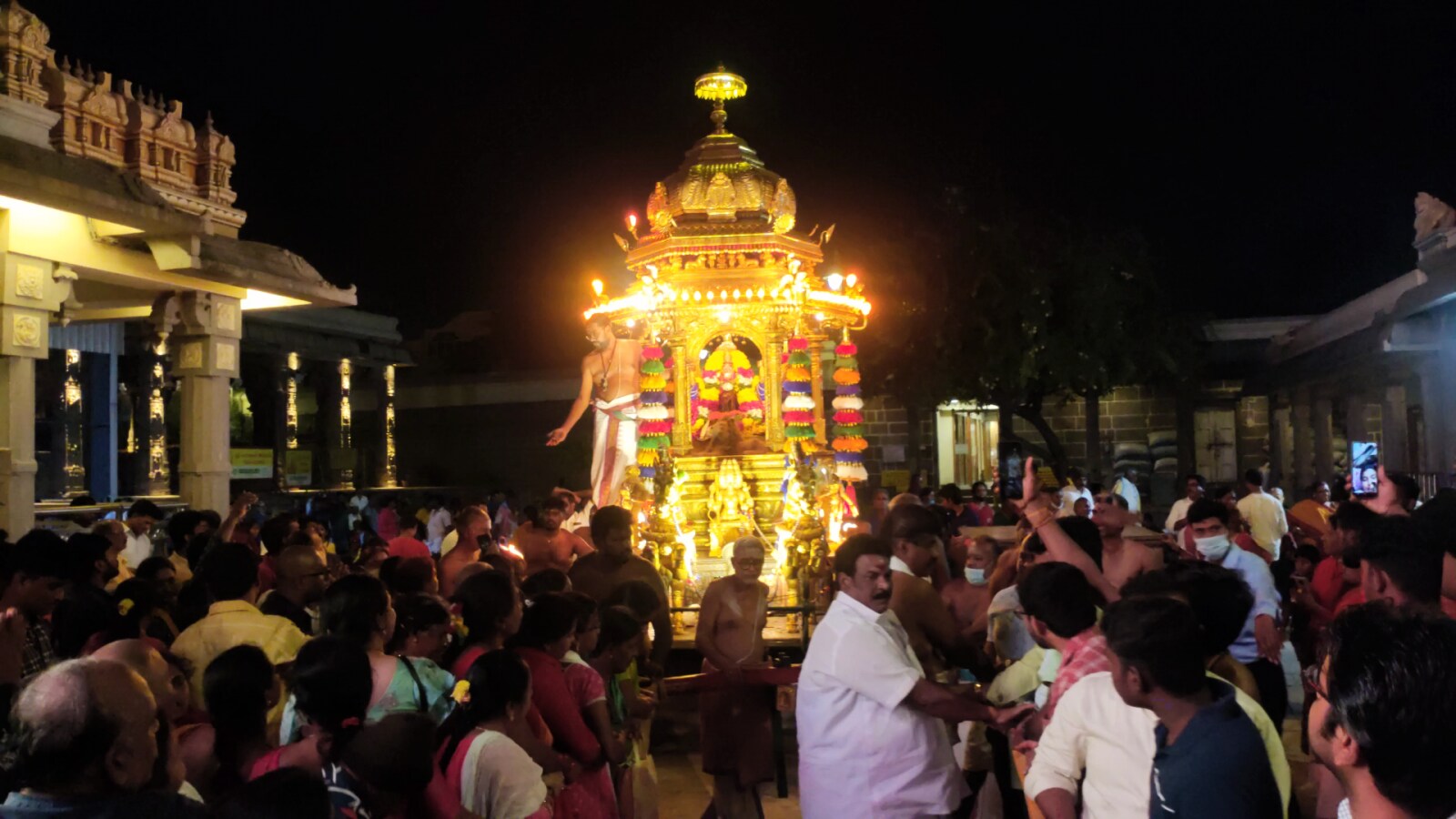 தை அமாவாசை: காஞ்சிபுரம் காமாட்சி அம்மன் கோவிலில் தங்க தேர் உற்சவம்