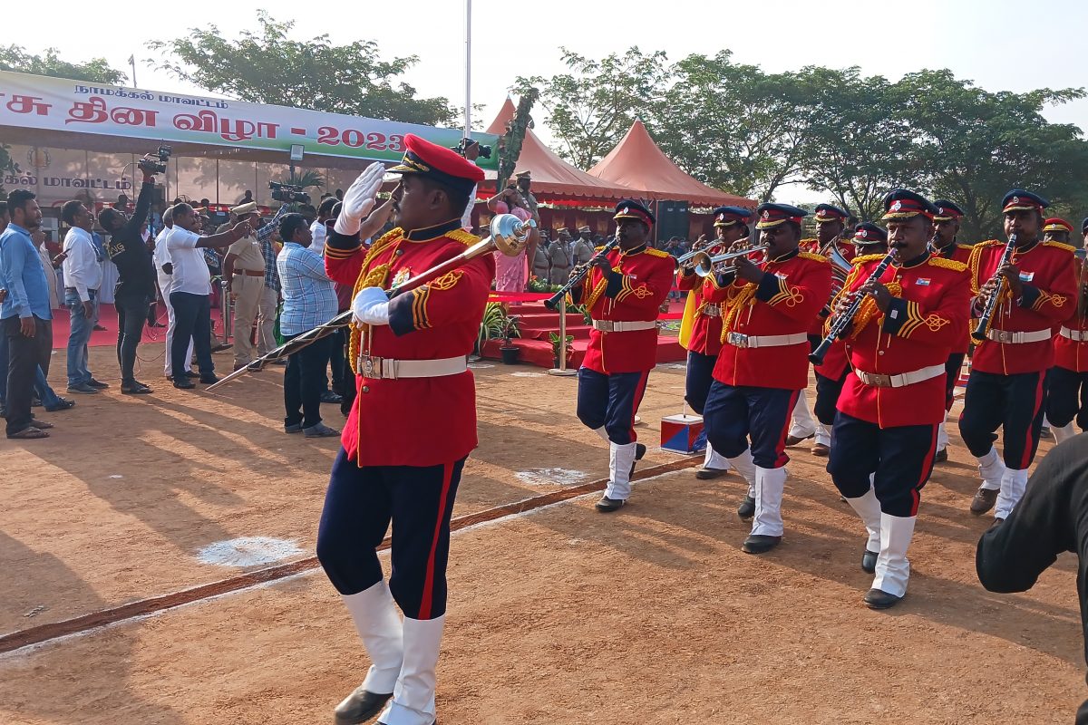  அணி வகுப்பில் பங்கேற்ற காவல்துறையினர்
