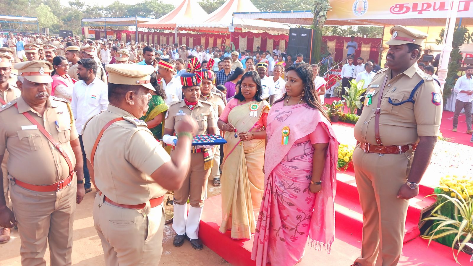  நாட்டின் 74-வது குடியரசு தின விழாவையொட்டி நாமக்கல் ஆட்சியர் அலுவலக பெருந்திட்ட வளாகத்தில் அமைந்துள்ள மாவட்ட விளையாட்டு திடலில் நடைபெற்ற விழாவில் மூவர்ண தேசிய கொடியை மாவட்ட ஆட்சியர் ஸ்ரேயா பி சிங் ஏற்றி வைத்து போலீசாரின் அணிவகுப்பு மரியாதையை ஏற்றுக் கொண்டார்.