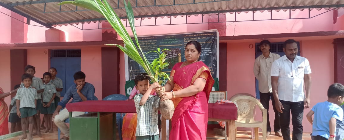 விழிப்புணர்வு ஏற்படுத்தும் விதமாக மரக்கன்றுகள் வழங்கும் நிகழ்வு பசுமை குழு