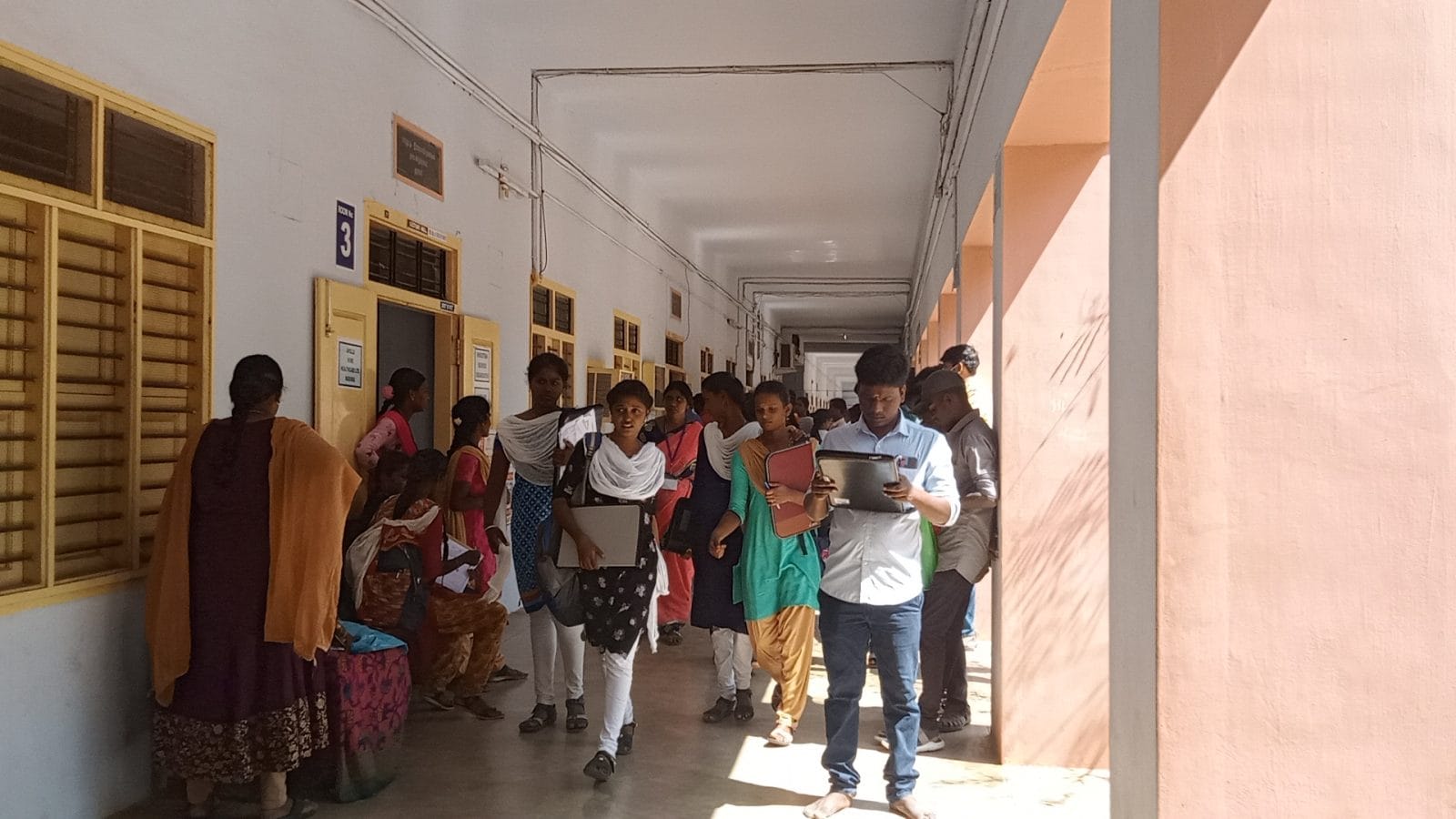 அருப்புக்கோட்டை SBK கல்லூரியில் அரசு சார்பில் வேலை வாய்ப்பு முகாம்.. முந்தியடித்த இளைஞர்கள்!