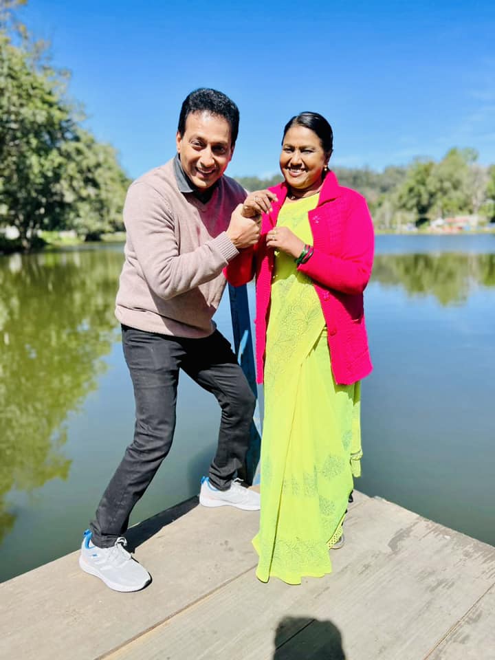 மூத்த மகன் செழியனாக விகாஷ் சம்பத், இளையமகன் எழிலாக விஜே விஷால், மகள் இனியாவாக நடிகை நேஹா மேனன், மருமகள் ஜெனியாக திவ்யா கணேஷ் உள்ளிட்டோர் நடித்து வருகின்றனர்.