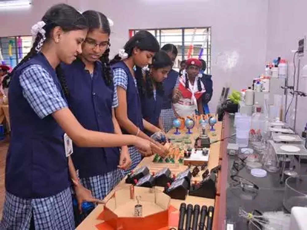  பொதுத்தேர்வுகளுக்கும் செய்முறை தேர்வுகளுக்கும் நாட்கள் குறைவாக உள்ளதால் முன்கூட்டியே தேதி மாற்றி அமைக்கப்படுகிறது என்று அமைச்சர் தெரிவித்துள்ளார். மேலும் திட்டமிட்டபடி பொது தேர்வுகள் ஏற்கனவே அறிவித்த தேதிகளில் நடத்தப்படும் என்றும் தெரிவித்தார்.