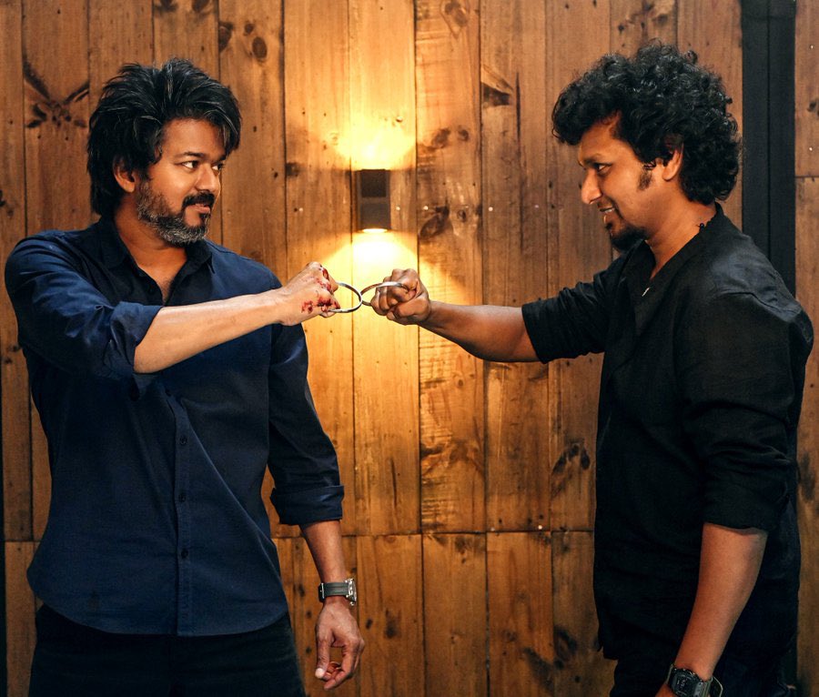  நேற்று விஜய்யின் 67 வது படத்தின் அறிவிப்பை இயக்குனர் லோகேஷ் கனகராஜ் அதிகாரப்பூர்வமாக வெளியிட்டார். அந்த போஸ்டரில் விஜய்யும், லோகேஷ் கனகராஜும் கையில் அணியும் வளையத்துடன் காட்சியளித்தனர். அதனை கமல் ரசிகர்கள் மகிழ்ச்சியோடு இணையத்தில் பகிர்ந்து வந்தனர். இந்த மகிழ்ச்சிக்கு 35 வருட பழக்கம் உண்டு.