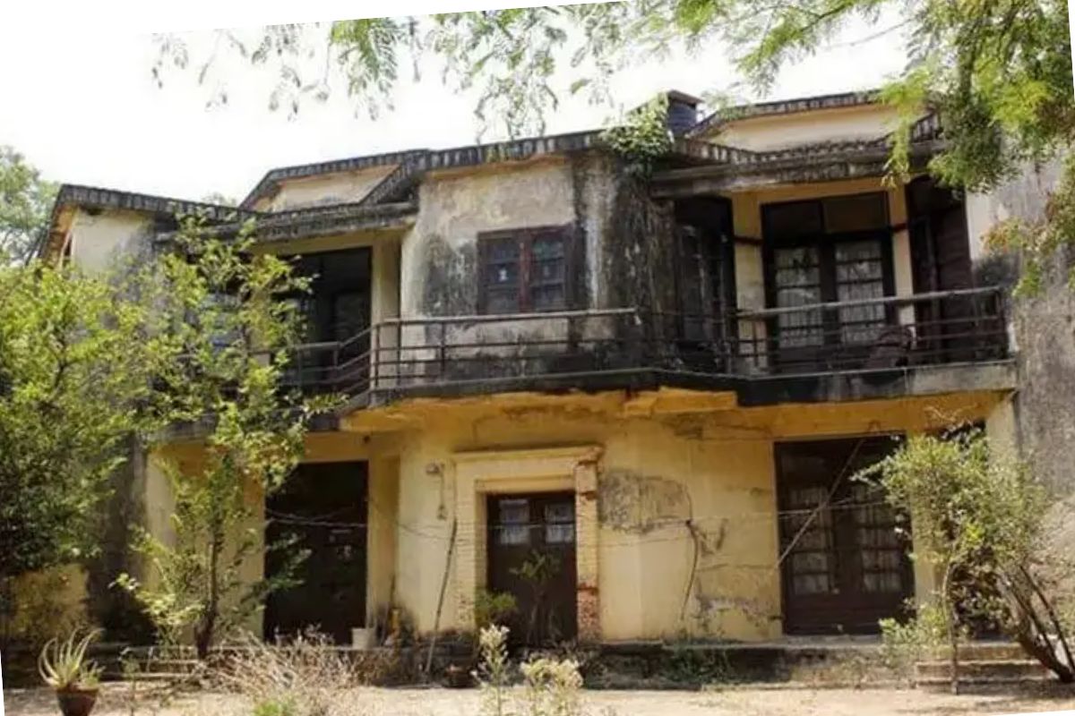  வால்மீகி நகரில் உள்ள செவார்ட் சாலையில் உள்ள வீட்டில் ஒரு பெண்ணின் ஆவி இருப்பதாக நம்பப்படுகிறது. சில நேரங்களில் கதவுகள் திறப்பதையும் மூடுவதையும் பார்க்க முடியும். நீண்ட காலமாக காலியாக இருந்த அந்த வீட்டில் சில வருடங்களுக்கு முன்பு நான்கு இளைஞர்கள் குடியேறியுள்ளனர். வித்தியாசமான சத்தங்கள், அழுகைகள், அலறல்கள் மற்றும் நள்ளிரவில் தோன்றிய காட்சிகளால் பயந்து காலி செய்துவிட்டதாகவும் சொல்லப்படுகிறது.