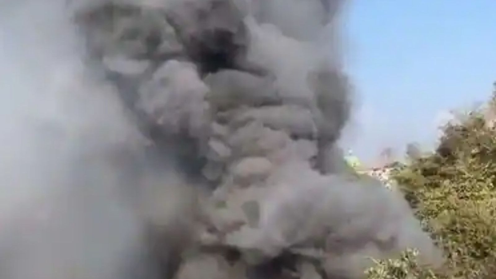 நேபாளத்தில் பயணிகள் விமானம் விழுந்து நொறுங்கியது.. 72 பேரின் நிலை என்ன?