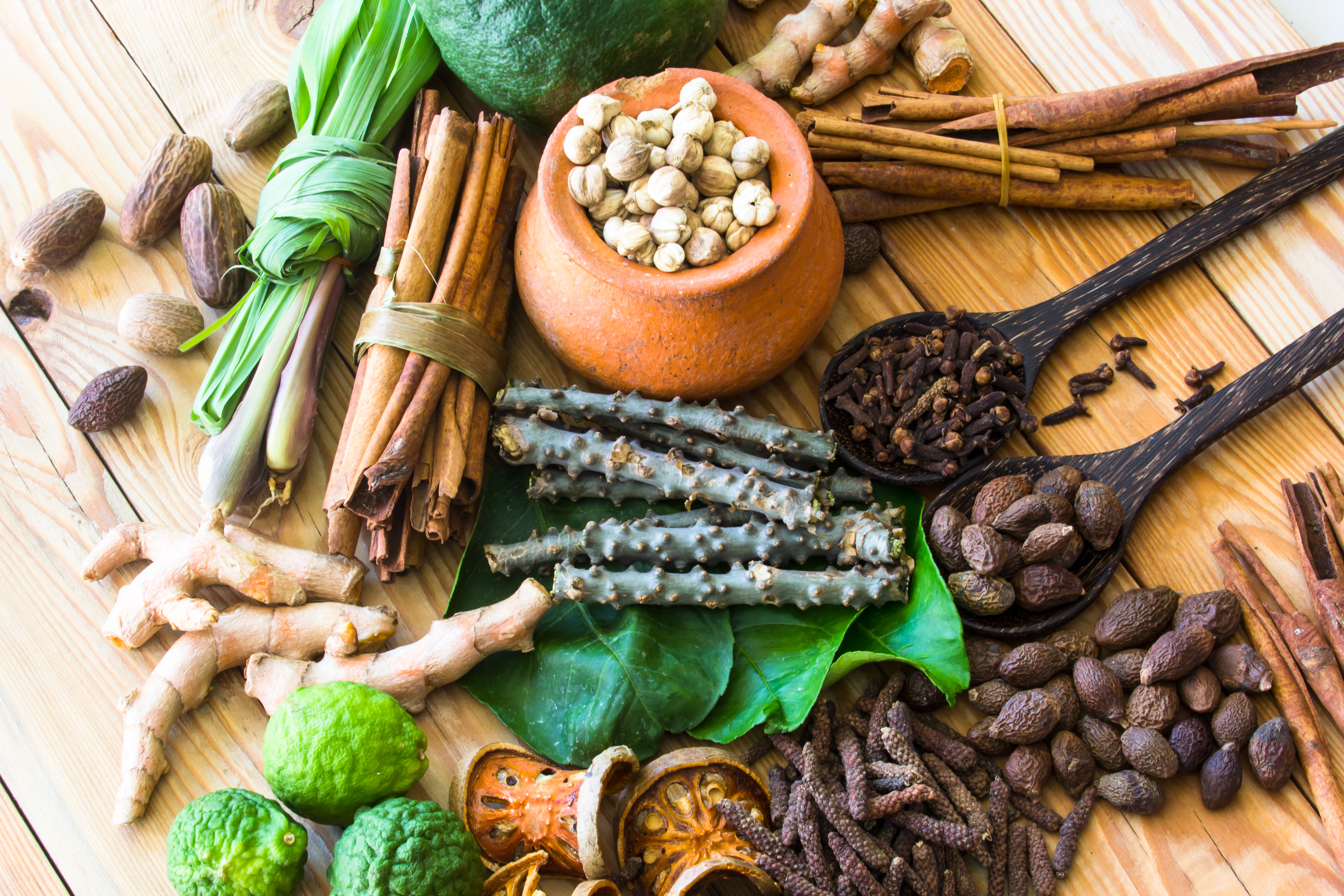  ,[object Object], ஆயுர்வேதம் எப்போதுமே நம் உடலின் ஒட்டுமொத்த ஆரோக்கியத்தை முன்னிலைப் படுத்தும். வெறும் நோய்க்கான அறிகுறியை மட்டும் அது குணமாக்குவதில்லை. குழந்தைகளுக்கான ஆயுர்வேத தயாரிப்புகள் அவர்களின் நோய் எதிர்ப்பு சக்தியை அதிகப்படுத்தி, செரிமானத்தை மேம்படுத்தி ஒட்டுமொத்த உடல் வளர்ச்சியையும் ஊக்குவிக்கிறது. உதாரணமாக, அழற்சி நீக்கும் மற்றும் நோய் எதிர்ப்பு சக்தியை ஊக்குவிக்கும் பண்புகளைக் கொண்ட மஞ்சள், இஞ்சி, துளசி இலை போன்றவை ஆயுர்வேத தயாரிப்புகளில் நிரம்பியுள்ளன.