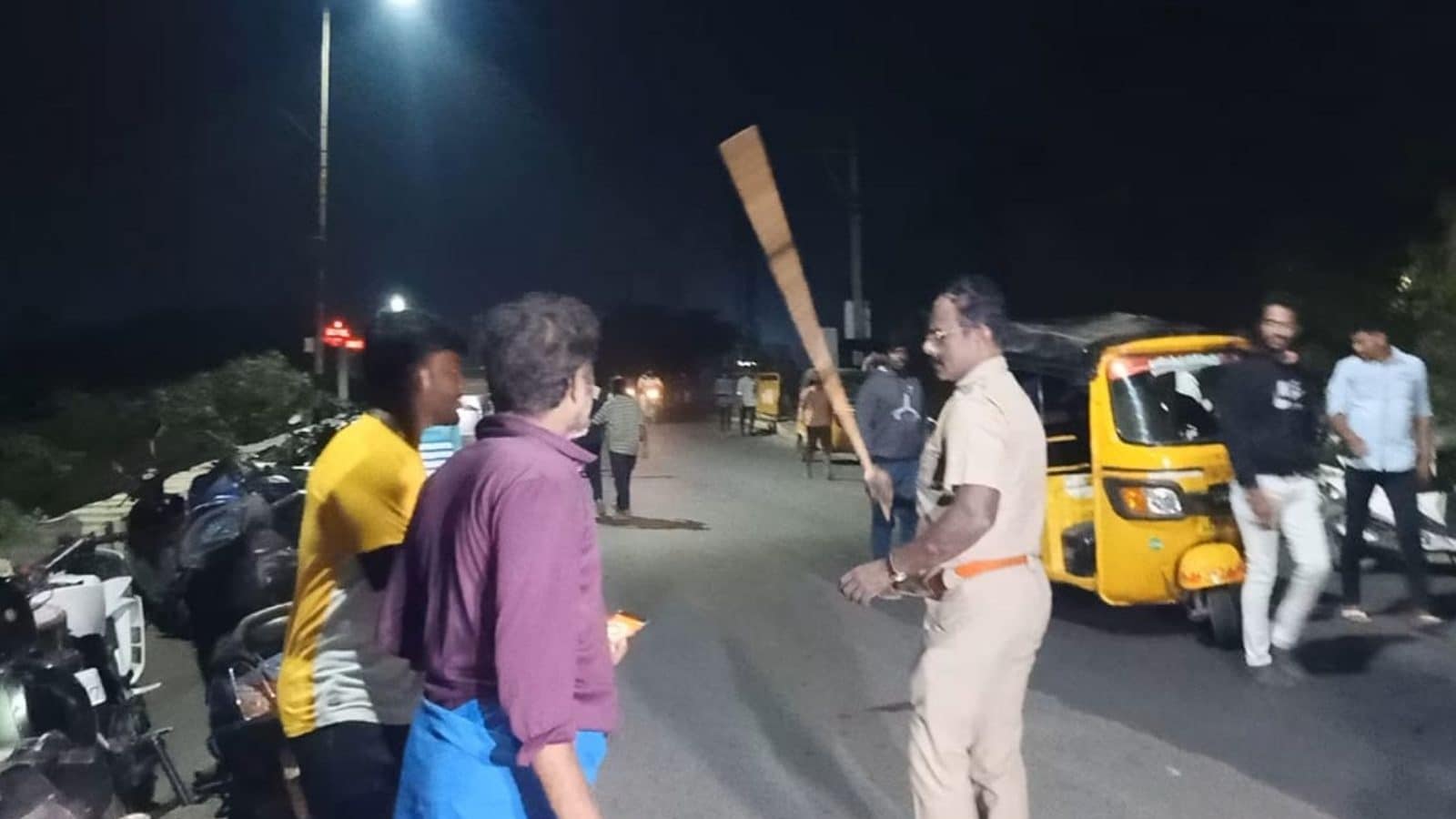 திருச்சியில் அஜித் ரசிகர்கள் மீது காவல்துறை தடியடி