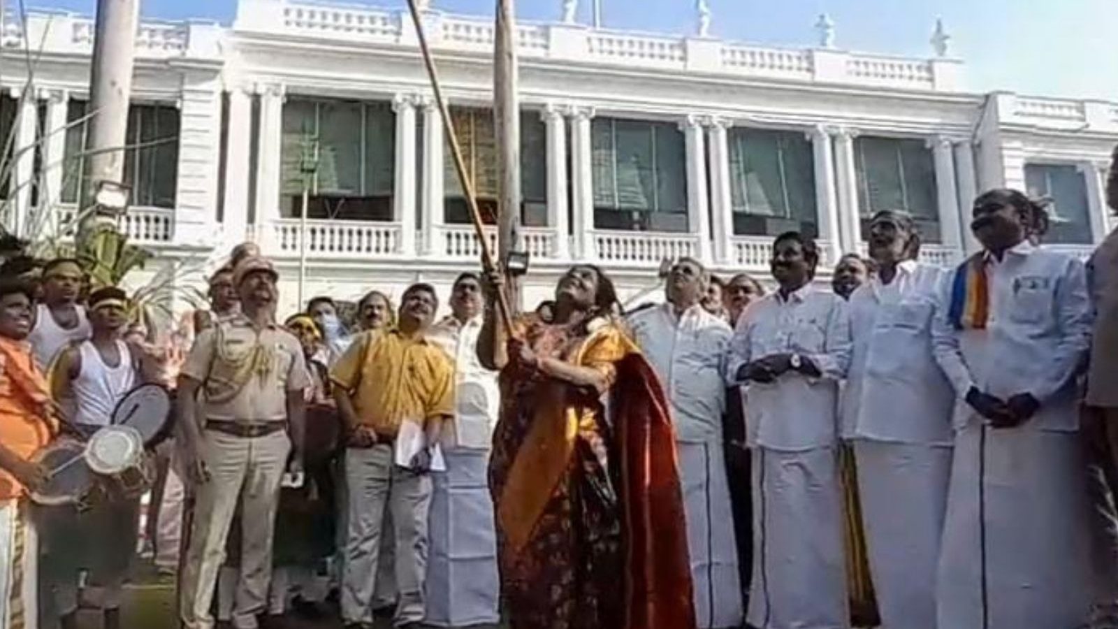 புதுச்சேரி ஆளுநர் மாளிகையில் கோலாகல பொங்கல் திருவிழா... உறியடித்து மகிழ்ந்த தமிழிசை..!