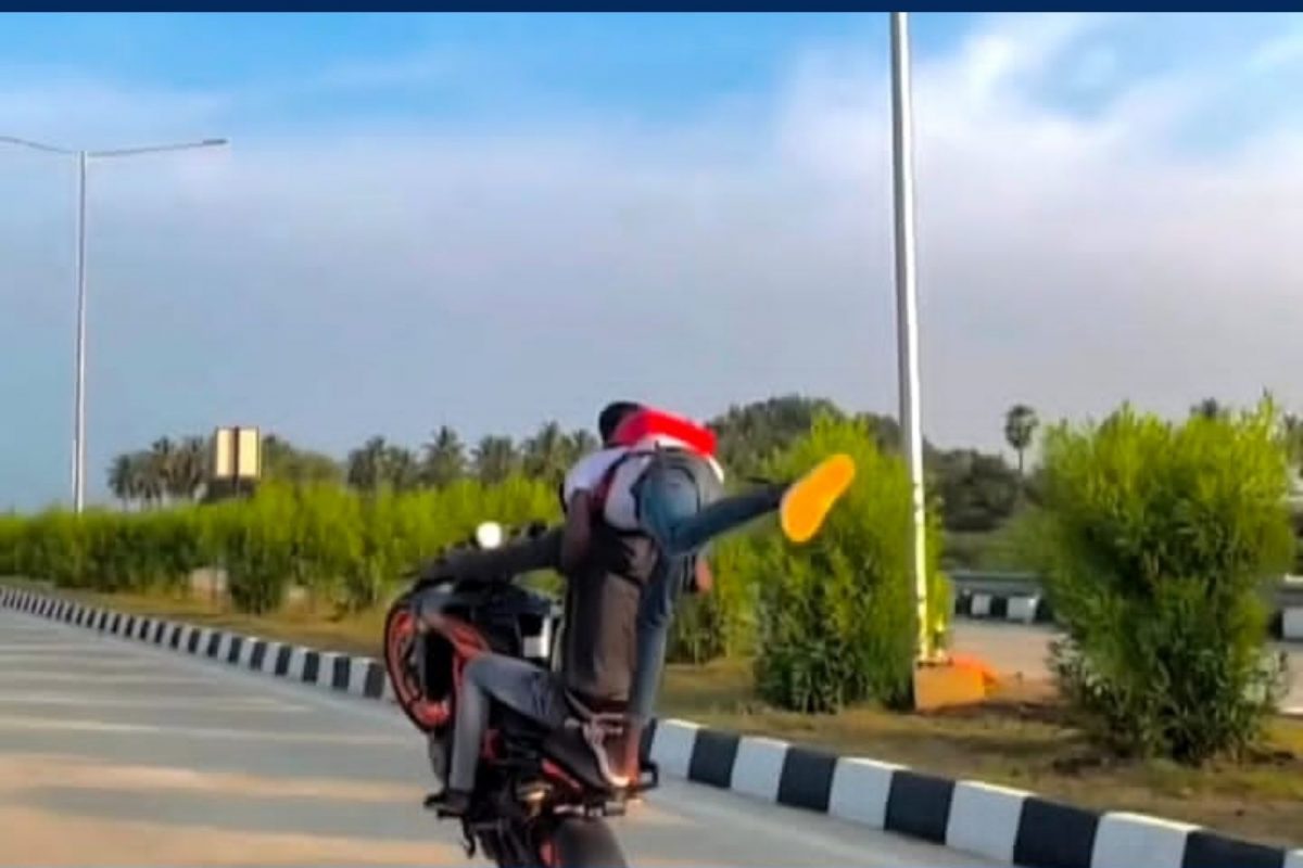 பைக் சாகசம் செய்யும் இளைஞர்கள்