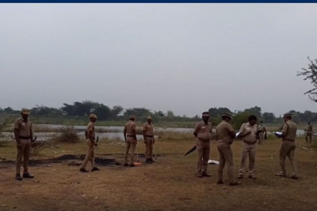 சடலத்தை மீட்டு விசாரணை நடத்தி வரும் காவல்துறையினர்