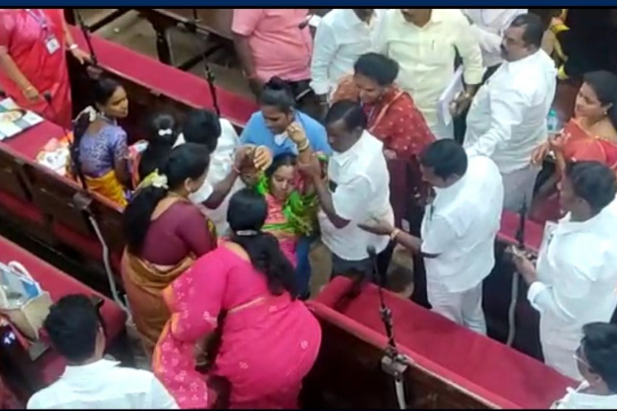 மாமன்ற கூட்டத்தில் மயக்கமடைந்த உறுப்பினர்