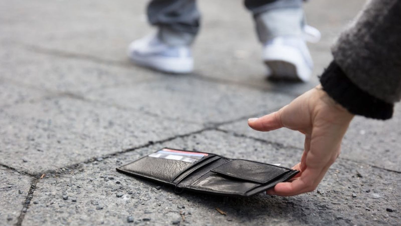 சாலையில் பணம் கிடைத்தால் இதைத்தான் செய்யணும்.! ஜோதிடம் சொல்லும் முக்கிய விஷயங்கள்!