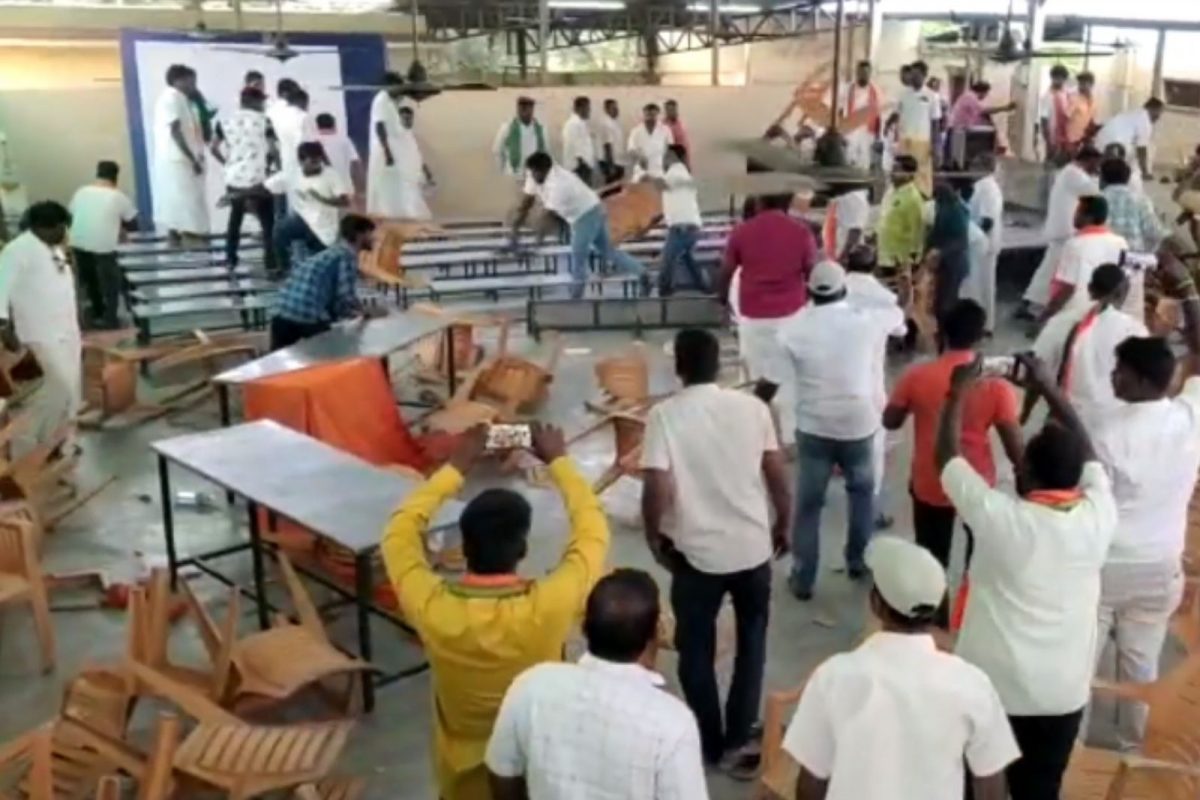 நாற்காலிகளை தூக்கி வீசி பாஜகவினர் மோதல்...!