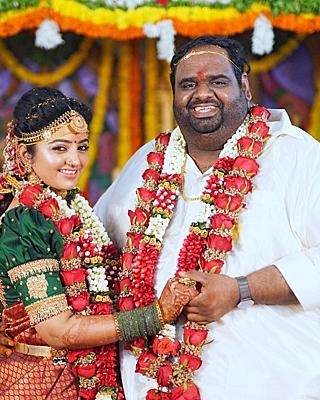  பிரம்மனின் மொத்த கற்பனையாய் எனக்கு விற்பனையானவள் என் மகாலக்ஷ்மி. வாழ்க்கைல அது இஷ்டத்துக்கு ஒன்னு வந்தாதான் அத அதிர்ஷ்டம்னு சொல்லுவாங்க. அந்த அதிர்ஷ்டம்தான் என் மகாலக்ஷ்மி.