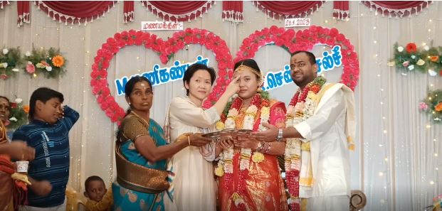  புதுக்கோட்டை திருவப்பூர் முத்துமாரியம்மன் கோயிலில் இன்று உறவினர்கள் புடை சூழ மணிகண்டன் செல்சீ தமிழர்களின் பாரம்பரிய முறைப்படி தாலி கட்டி திருமணம் முடிவடைந்தது
