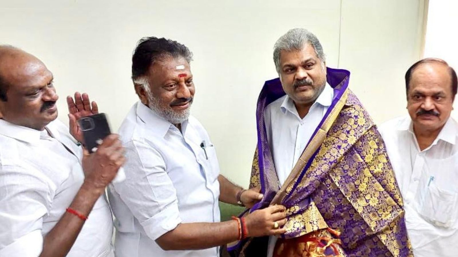 ஈரோடு கிழக்கு இடைத்தேர்தல்...ஜி.கே.வாசனை சந்தித்து ஆதரவு கேட்ட ஓபிஎஸ்