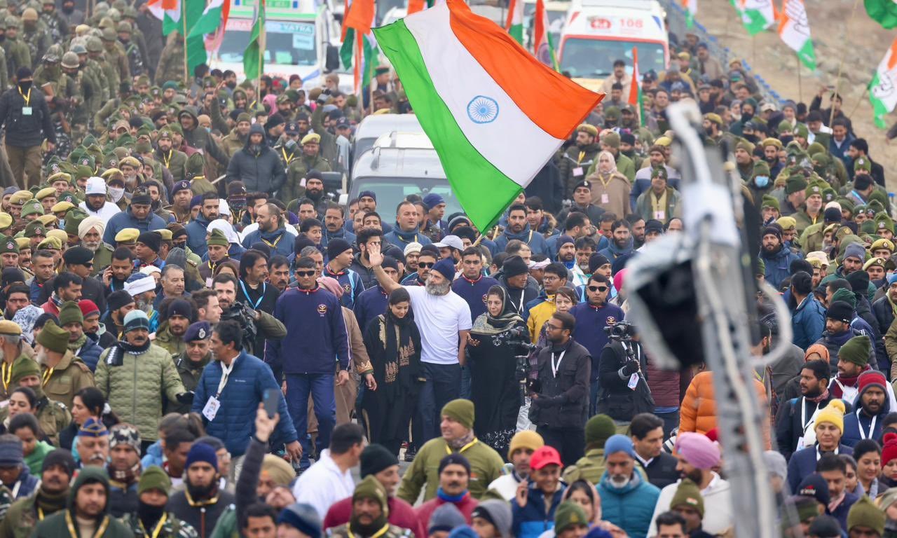  வழி நெடுக்கிலும் சாலையின் இருபுறமும் நின்ற ஏராளமான தொண்டர்கள் வாழ்த்து கோஷங்களை எழுப்பினர்.