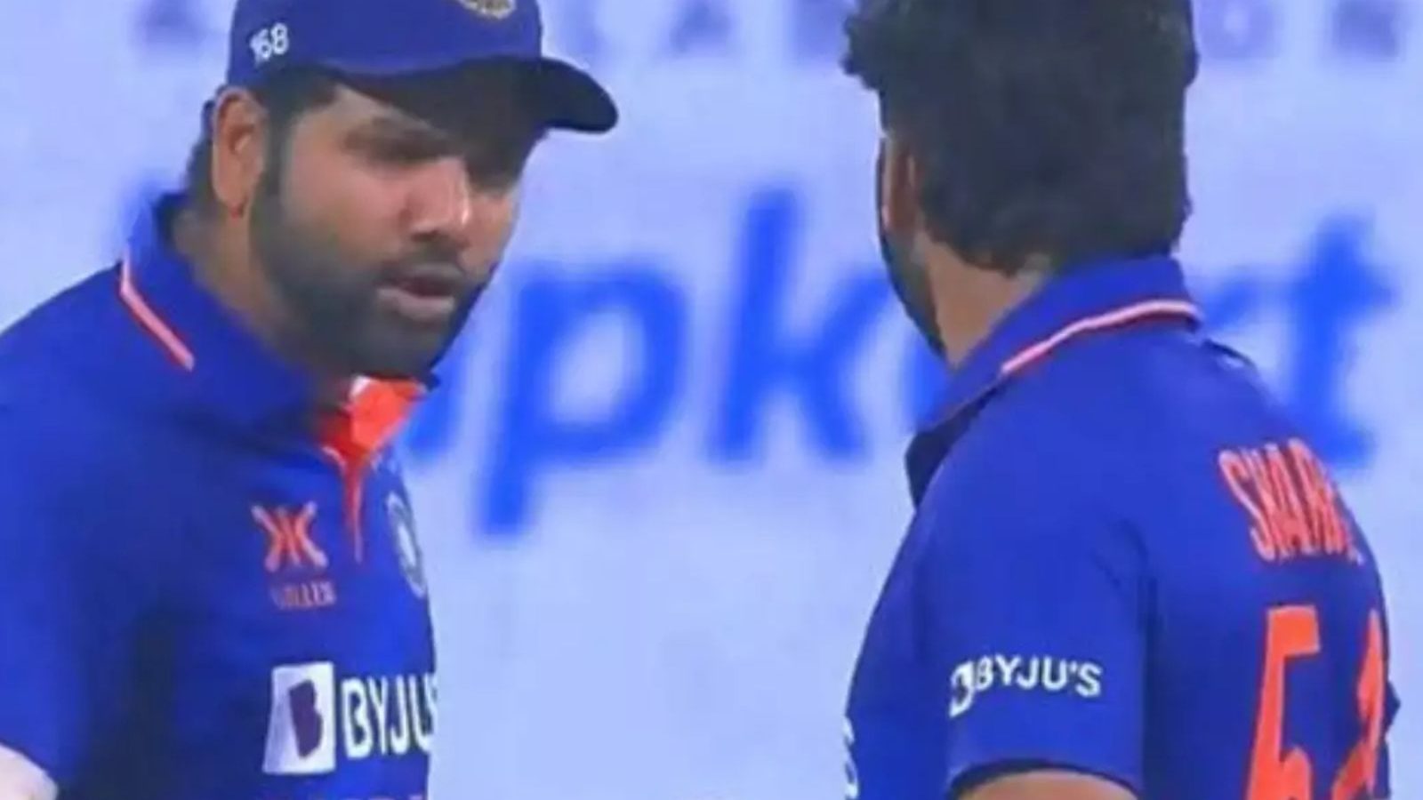 WATCH - ''ஒரே மாதிரி வீசுகிறாய்'' ஷர்துலிடம் கடுப்பில் கொந்தளித்த ரோஹித்.. வீடியோ!