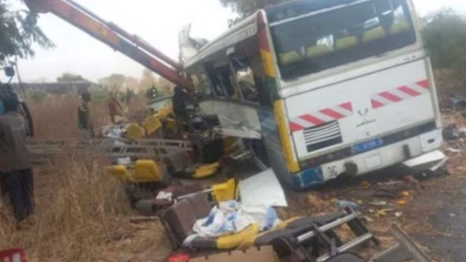 வெடித்த டயர்.. நேருக்கு நேர் மோதிய பேருந்துகள்.. கோர விபத்தில் 40 பேர் பலி - அரசு துக்கம் அறிவிப்பு