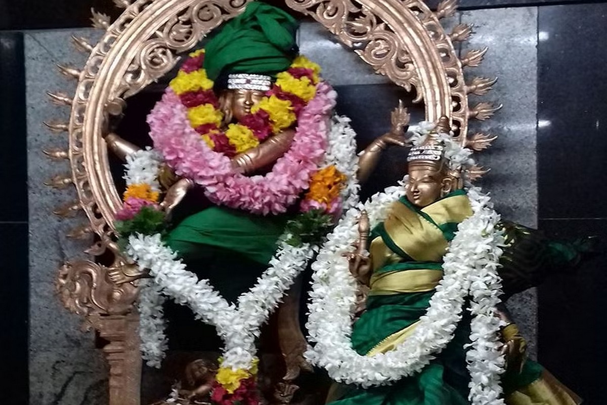  பாபநாசம் : திருநெல்வேலியிலிருந்து 45 கி.மீ. தொலைவில் அமைந்திருக்கிறது பாபநாசம். இந்த கோவிலில் பாபாவினாசர் மற்றும் கைலாசநாதர் அருள்புரிகின்றனர். இது ஒரு முக்கிய சுற்றுலாத்தலமாக திகழ்கிறது. இங்கிருந்து சுமார் 2 கி.மீ தொலைவில் பாவங்களை நீக்கும் முக்கிய அருவியாக கருதப்படும் அகஸ்தியர் அருவி உள்ளது. இது சூரிய பகவானுக்குரிய தலமாக போற்றப்படுகிறது.
