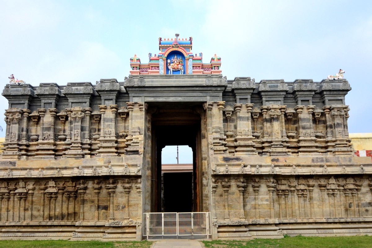  ஸ்ரீவைகுண்டம்: திருநெல்வேலில் இருந்து 30 கி.மீ தொலைவிலும் தூத்துக்குடியில் இருந்து 40கி.மீ. தொலைவிலும் தாமிரபரணி ஆற்றின் கரையில் அமைந்திருக்கிறது ஸ்ரீவைகுண்டம் சிவன் கோவில். முதல் நவதிருப்பதி என்று அழைக்கப்படும் கோவில் இங்குதான் அமைந்துள்ளது. இங்கே கைலாசநாதர்- சிவகாமியம்மை பக்தர்களுக்கு அருள்புரிகின்றனர். இத்திருக்கோயிலை வழிபடுவது காரைக்கால் அருகில் உள்ள திருநள்ளாறு திருக்கோயிலை வழிபடுவதற்கு சமமாகும் என கூறப்படுகிறது. இது சனி பகவானுக்குரிய தலமாக கருதப்படுகிறது. இங்கே சனி பெயர்ச்சி சிறப்பு பூஜைகள் சிறப்பாக நடத்தப்படுகின்றன.