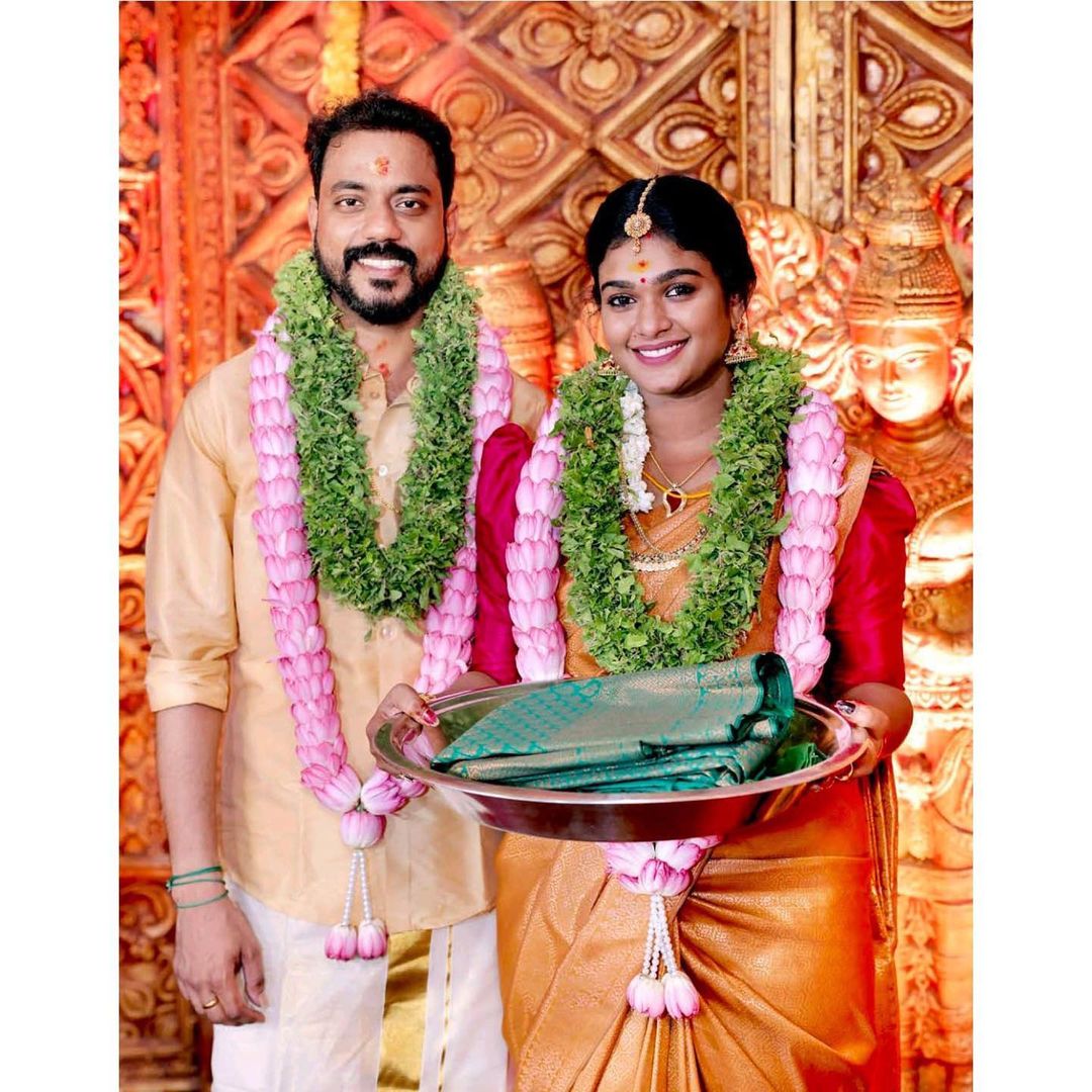  ஜீ தமிழ் தொலைக்காட்சியில் ஒளிபரப்பான மெகா ஹிட் தொடரான 'யாரடி நீ மோகினி' சீரியலில் வெண்ணிலாவாக நடித்து ரசிகர்களை ஈர்த்தவர் நடிகை நட்சத்திரா.