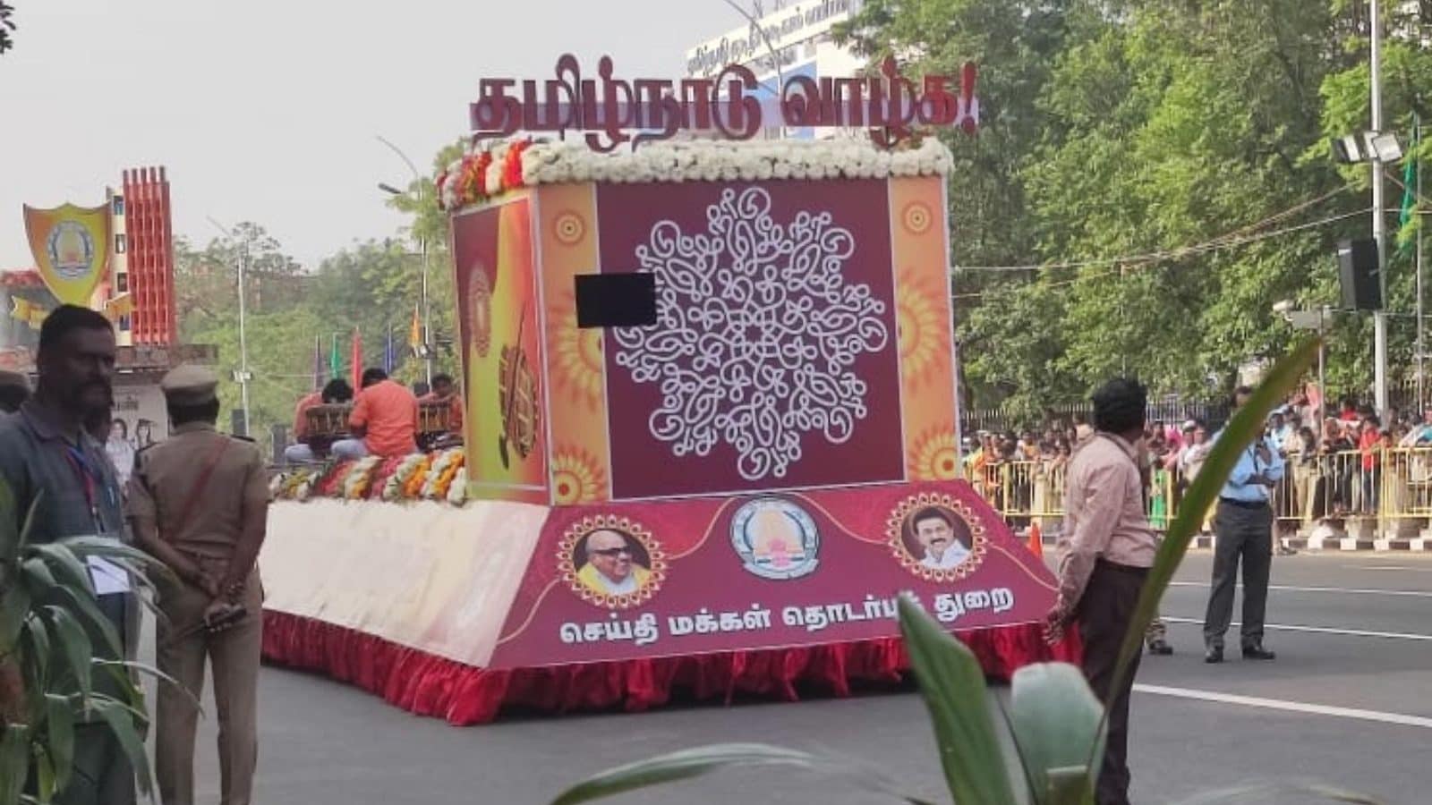 ''தமிழ்நாடு வாழ்க''.. குடியரசு தின விழாவில் செய்தித்துறை சார்பில் அணிவகுத்த வாகனம்!