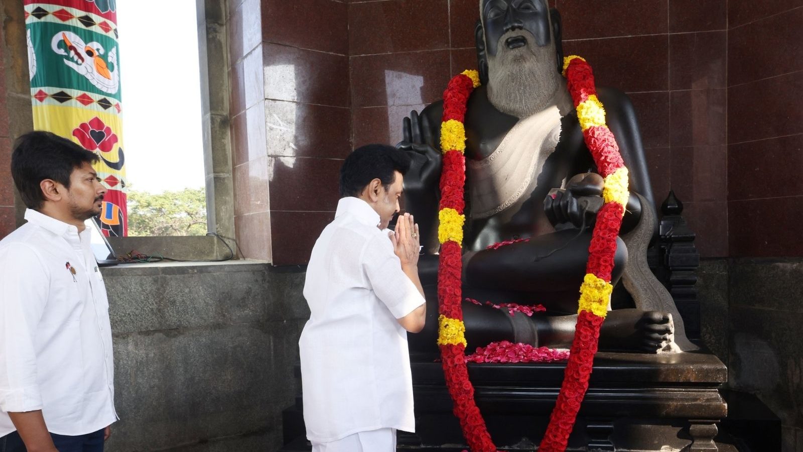 திருவள்ளுவர் சிலைக்கு முதலமைச்சர் மு.க.ஸ்டாலின் மரியாதை.. விருதாளர்களுக்கு விருதுகளும் வழங்கினார்..!