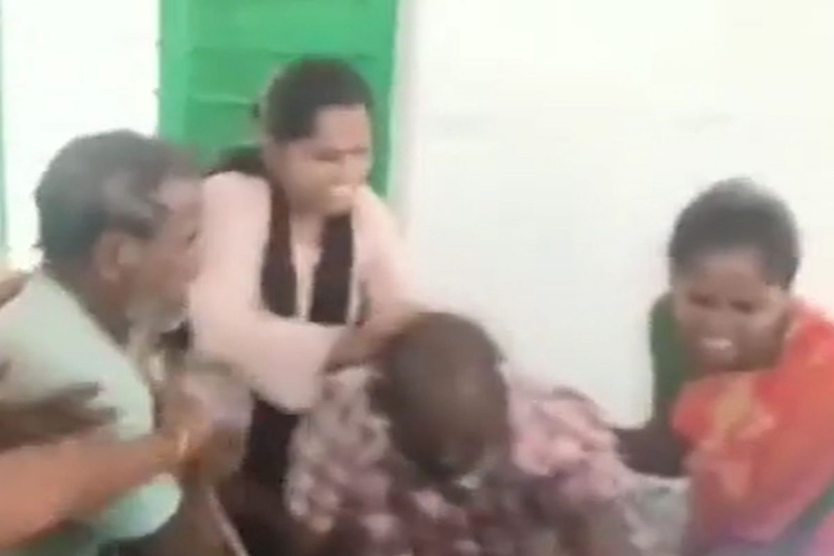 தகாத முறையில் பெண்ணுக்கு மெசேஜ்... தர்ம அடி கொடுத்த உறவினர்கள்!