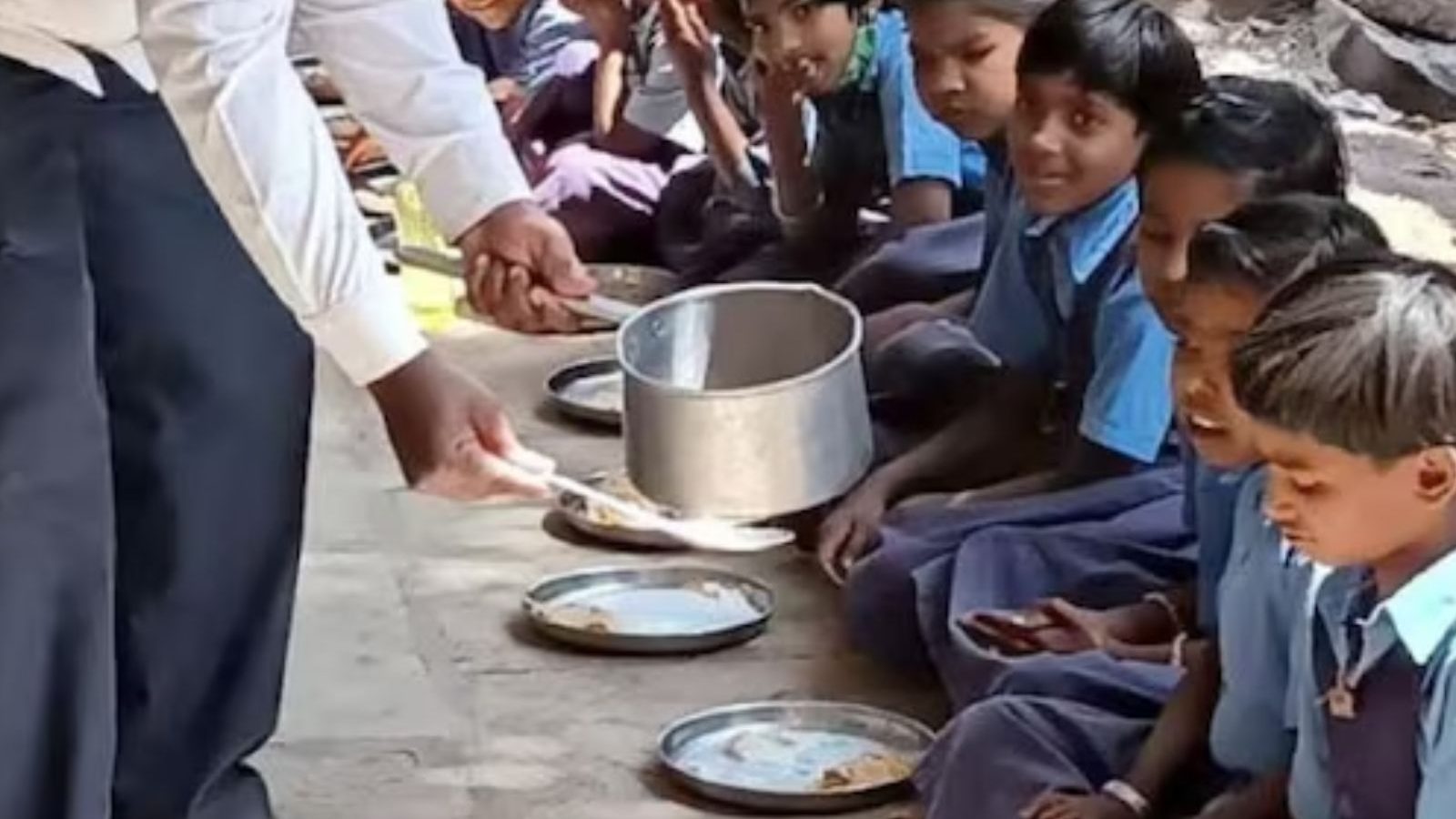 'பள்ளி மதிய உணவில் இனி சிக்கன் வழங்கப்படும்..' அதிரடி அறிவிப்பை வெளியிட்ட மேற்கு வங்கம்!