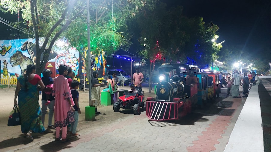  மேலும் குழந்தைகள் விரும்பி உண்ணும் பல்வேறு வகையான உணவுகளும், 3டி ஷோ, பேய் வீடு போன்ற பொழுதுபோக்கு காட்சிகளும் இங்கு இடம்பெற்றுள்ளது.