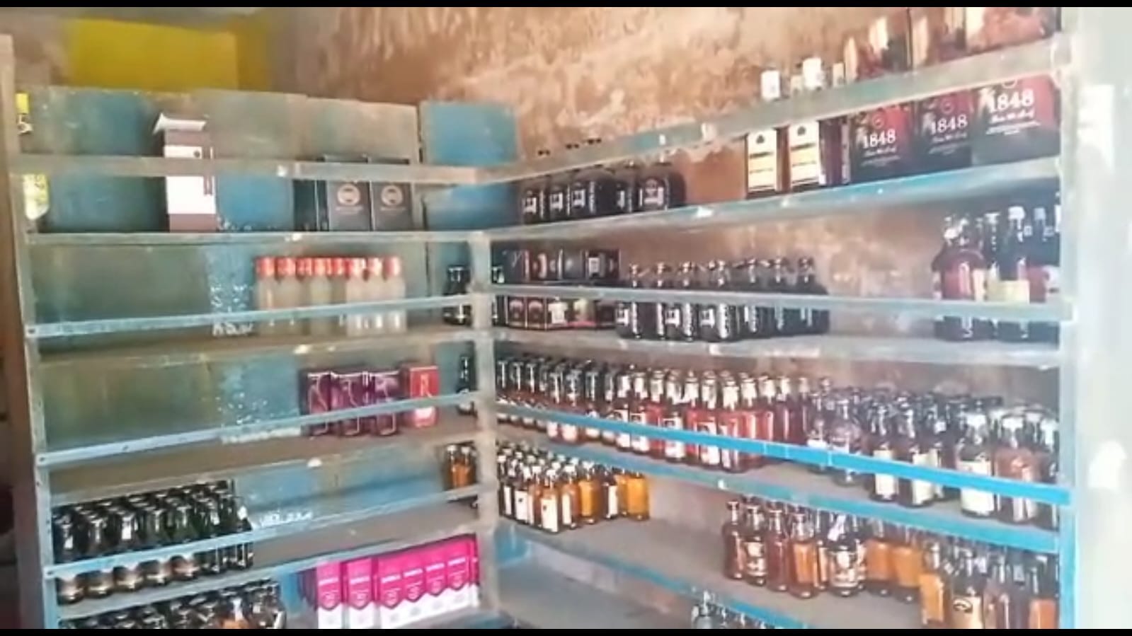  வெளிமாநில மதுபானம் மற்றும் கள்ளச் சாராயத்தை தடுக்க, கடலோர மாவட்டங்கள், மாநில எல்லை மாவட்டங்களில் காவல் சோதனைச் சாவடிகள் அமைத்து கண்காணிப்பை தீவிரப்படுத்த வேண்டும் என்றும் தெரிவித்தார்.