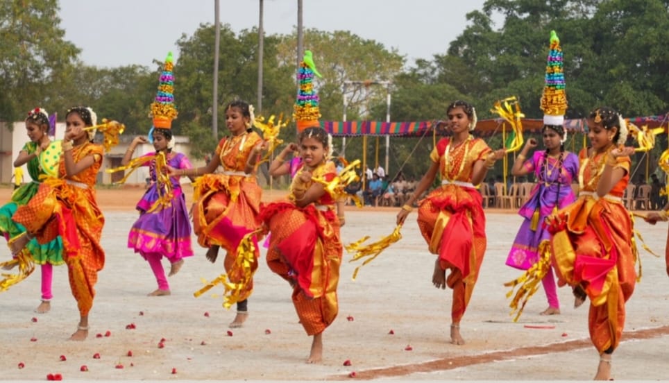  கிராமிய நடனம் ஆடும் மாணவிகள் | புகைப்படங்கள் - சுப கோமதி