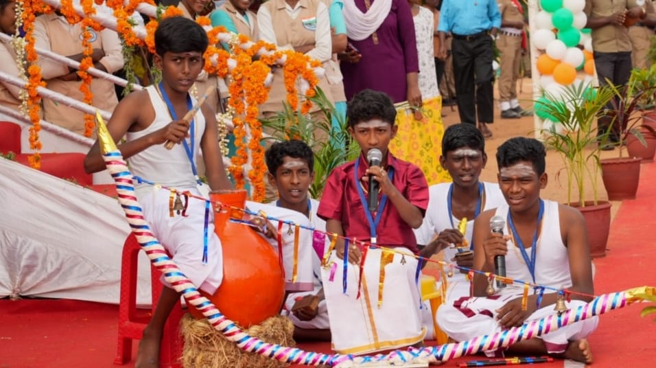  கலைநிகழ்ச்சியில் மாணவர்கள்