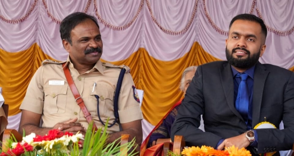  இந்நிகழ்ச்சியில் மாவட்ட காவல் கண்காணிப்பாளர் சாம்சன், தென்காசி சட்டமன்ற உறுப்பினர் பழனி நாடார், மாவட்ட வருவாய் அலுவலர் பத்மாவதி, மாவட்ட ஊராட்சி குழுத்தலைவர் தமிழ்ச்செல்வி, மாவட்ட ஊராட்சி துணைத் தலைவர் உதய கிருஷ்ணன், மாவட்ட ஆட்சியரின் நேர்முக உதவியாளர் முத்துமாதவன் கலந்துகொண்டனர்.