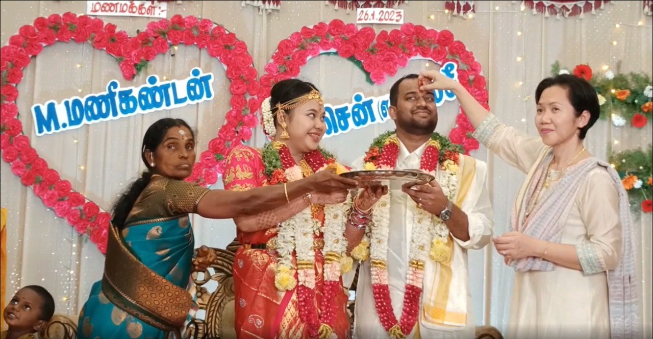  விருந்தோம்பல் நிகழ்ச்சி திருவப்பூரில் உள்ள ஒரு தனியார் திருமண மண்டபத்தில் நடைபெற்றது. இதில் ஏராளமான கலந்துகொண்டு மணிகண்டனையும், செல்சீயையும் மனமாற வாழ்த்தினர்.