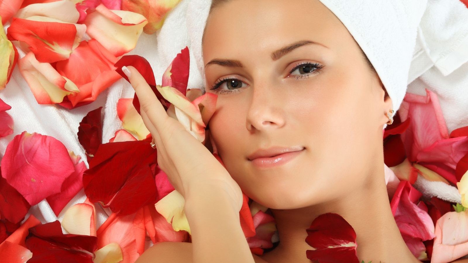 செம்பருத்தி முதல் சூரியகாந்தி வரை.. முகத்தின் பளபளப்புக்கு கைகொடுக்கும் பூக்கள்!