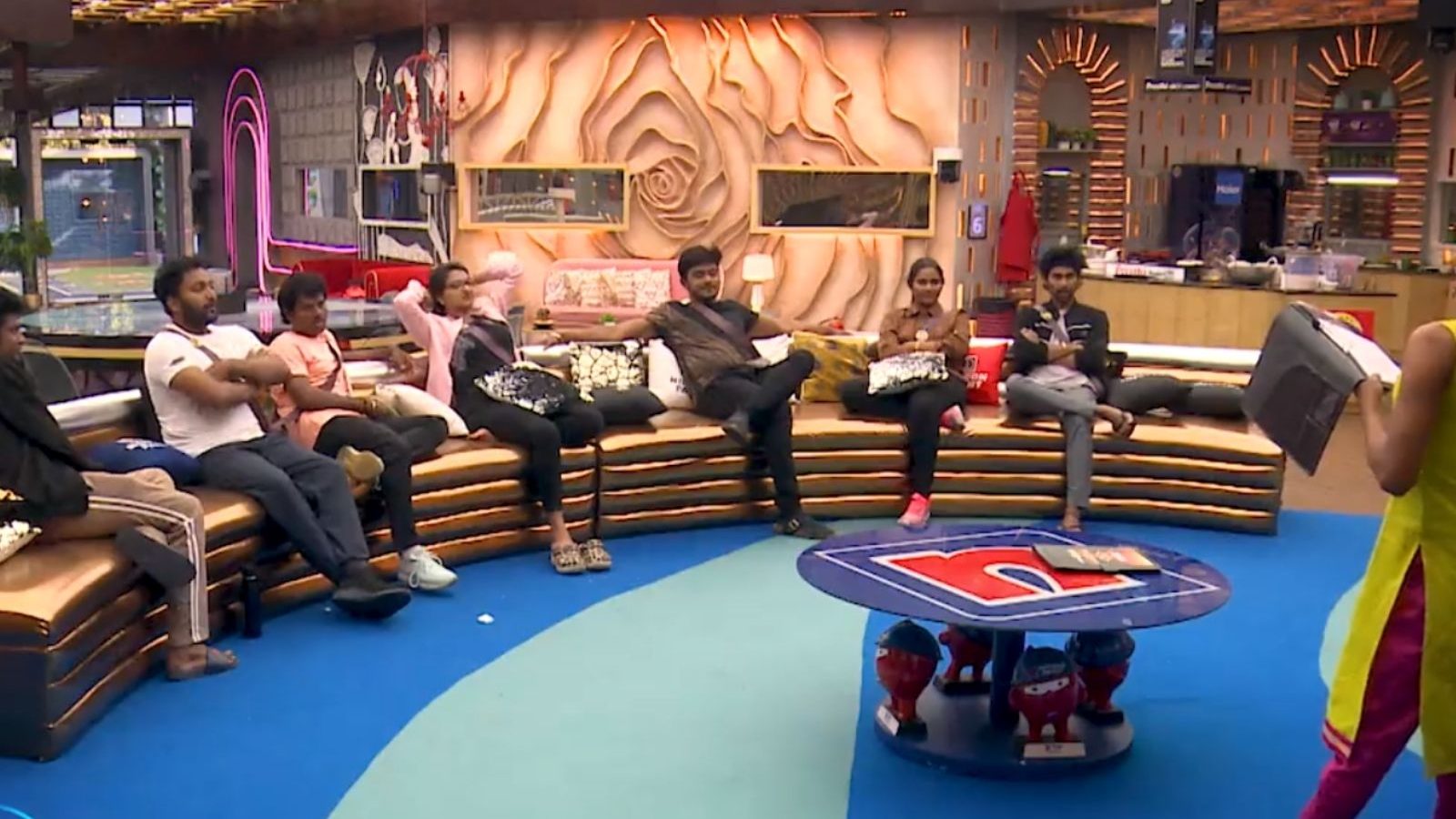 டிக்கெட் டூ ஃபினாலே டாஸ்கிற்காக நேரடியாக மோதிக்கொள்ளும் போட்டியாளர்கள் - வெளியானது பரபர ப்ரோமோ வீடியோ!