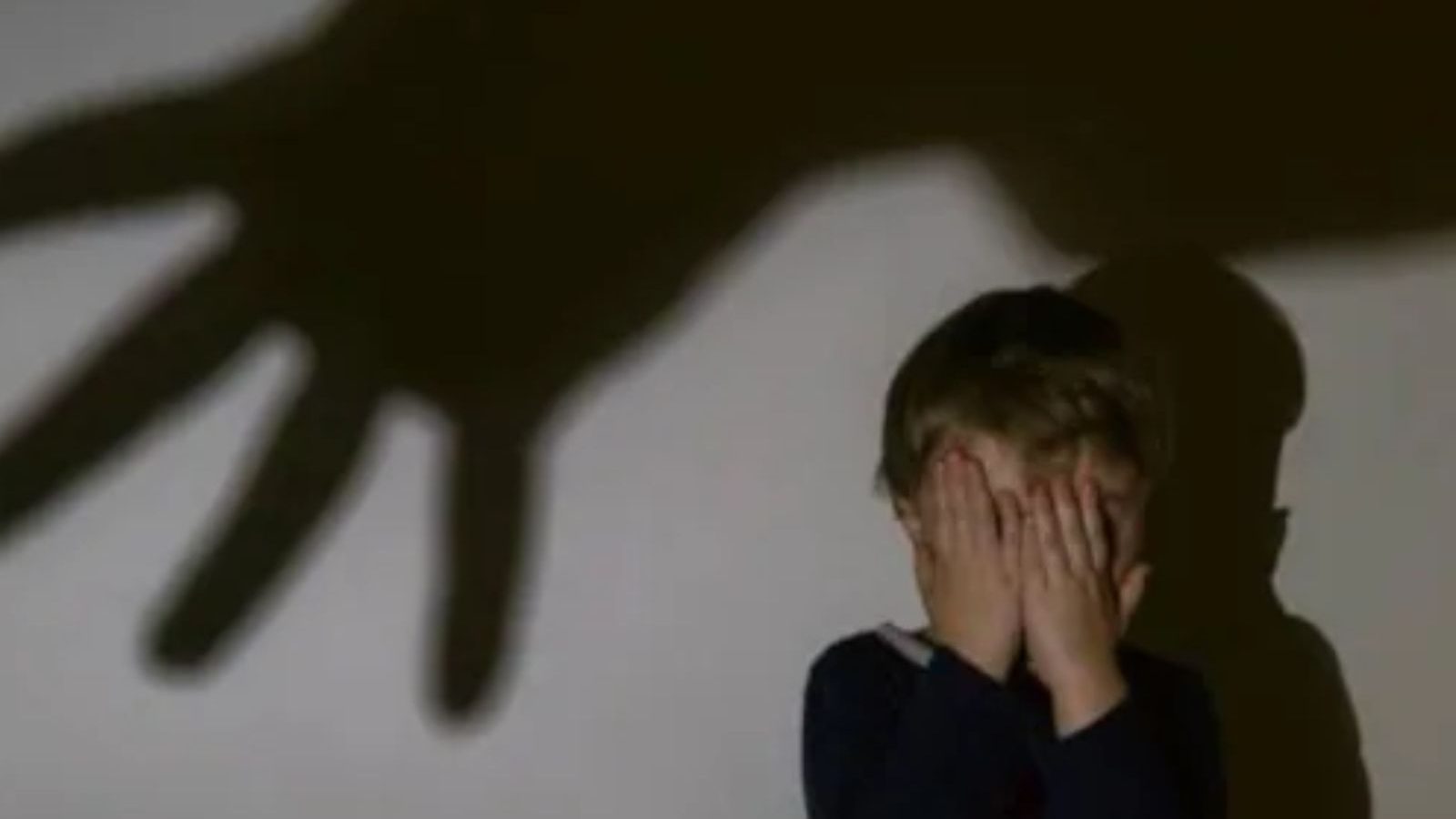 பக்கத்து வீட்டு சிறுவனை கடத்தி மாமாவிற்கு பரிசளித்த இளைஞர்...டெல்லியில் அதிர்ச்சி சம்பவம்..!