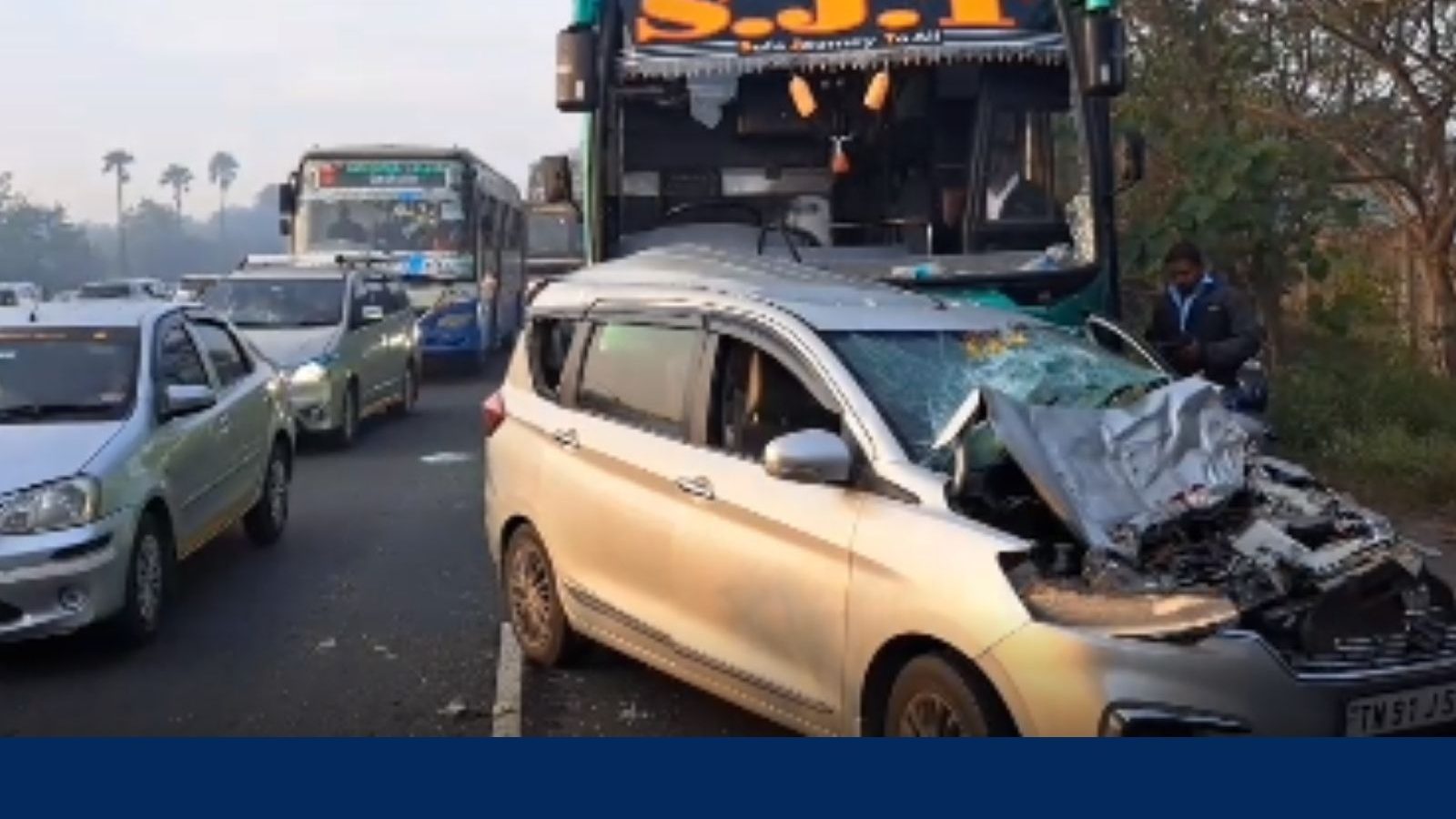 செங்கல்பட்டில் அடுத்தடுத்து வாகனங்கள் மோதி விபத்து.. அப்பளம் போல் நொறுங்கிய கார் -  3பேர் காயம்