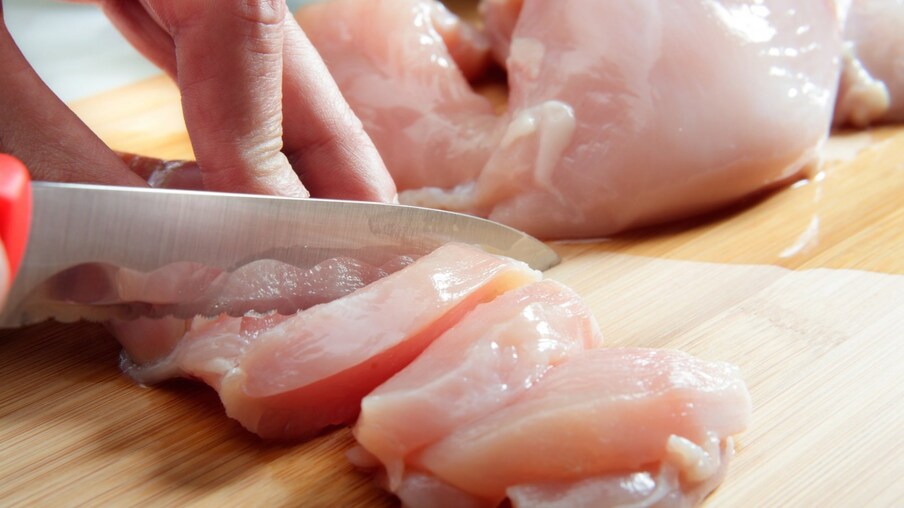  சிக்கன்: முட்டைகளை போலவே பச்சைக் கோழியிலும் (Raw chicken) சால்மோனெல்லா பாக்டீரியா உள்ளது. சமைத்த சிக்கனை மீண்டும் சூடுபடுத்தும் போது, அது உடலுக்குத் தீங்கு விளைவிக்கும் உணவாக மாற கூடும். எனவே சிக்கனை ஒரு முறைக்கு மேல் அதை மீண்டும் சூடாக்க வேண்டாம் என்று அறிவுறுத்துகிறார்கள் நிபுணர்கள்.