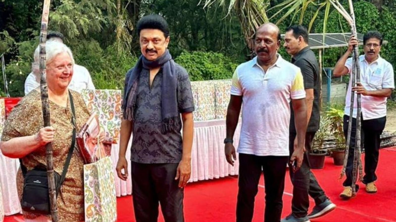 புத்தாடை.. கரும்பு.. பொங்கல் பரிசுகளை வழங்கிய முதலமைச்சர் மு.க.ஸ்டாலின்..!